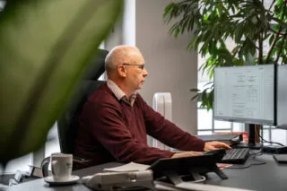 Steuerberater Roland Söhnlein an seinem Schreibtisch