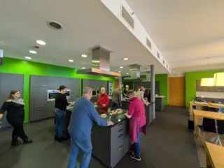 Mitarbeitende der Steuerkanzlei Metzner beim gemeinsamen Backen im Deutschen Bäckereimuseum