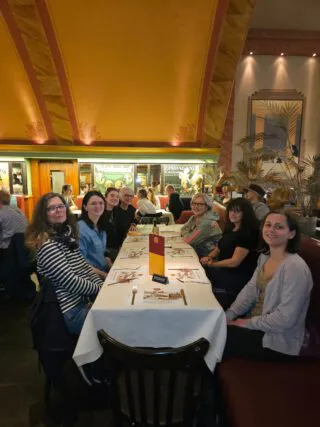 Team der Steuerkanzlei Metzner beim gemeinsamen Essen während der Berlin-Reise 2025