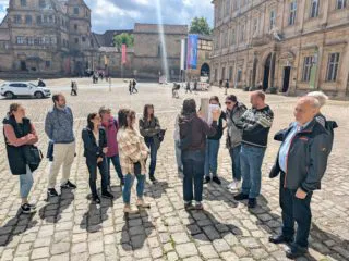 Team der Steuerkanzlei Metzner bei einer Stadtführung während des Sommerausflugs 2026